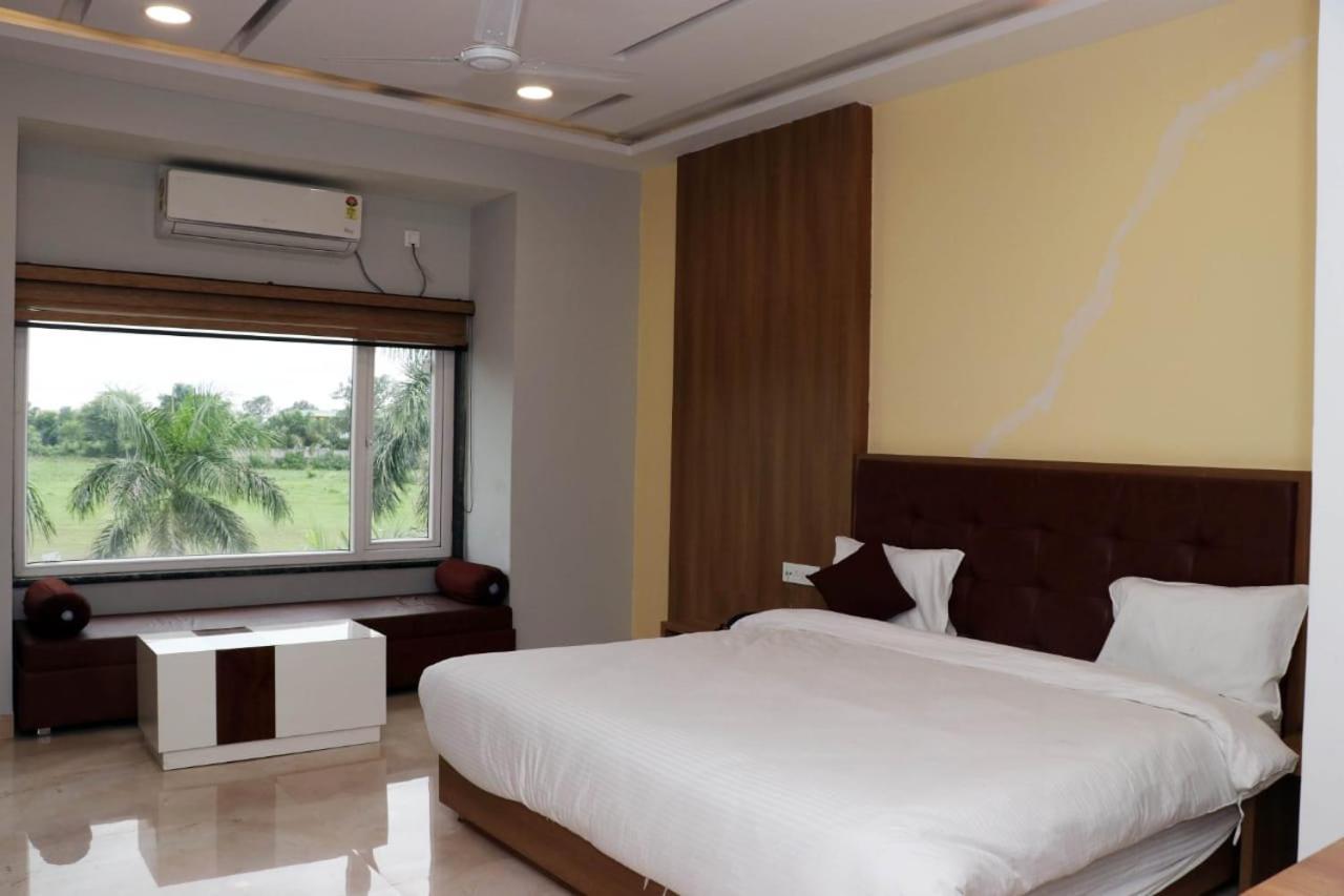 Hotel Savitri Signature Narsinghpur ภายนอก รูปภาพ