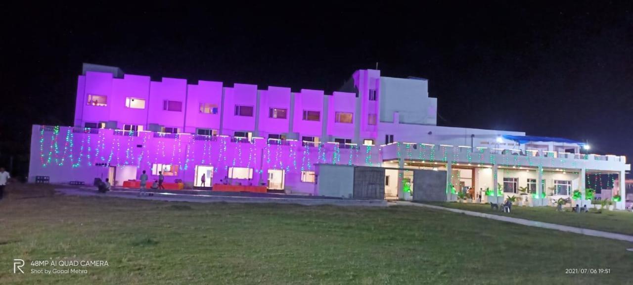 Hotel Savitri Signature Narsinghpur ภายนอก รูปภาพ